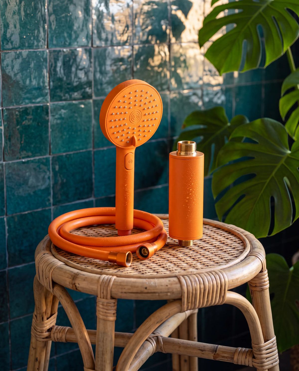 Douchette filtrante et filtre Showrz mandarine, avec son flexible assorti