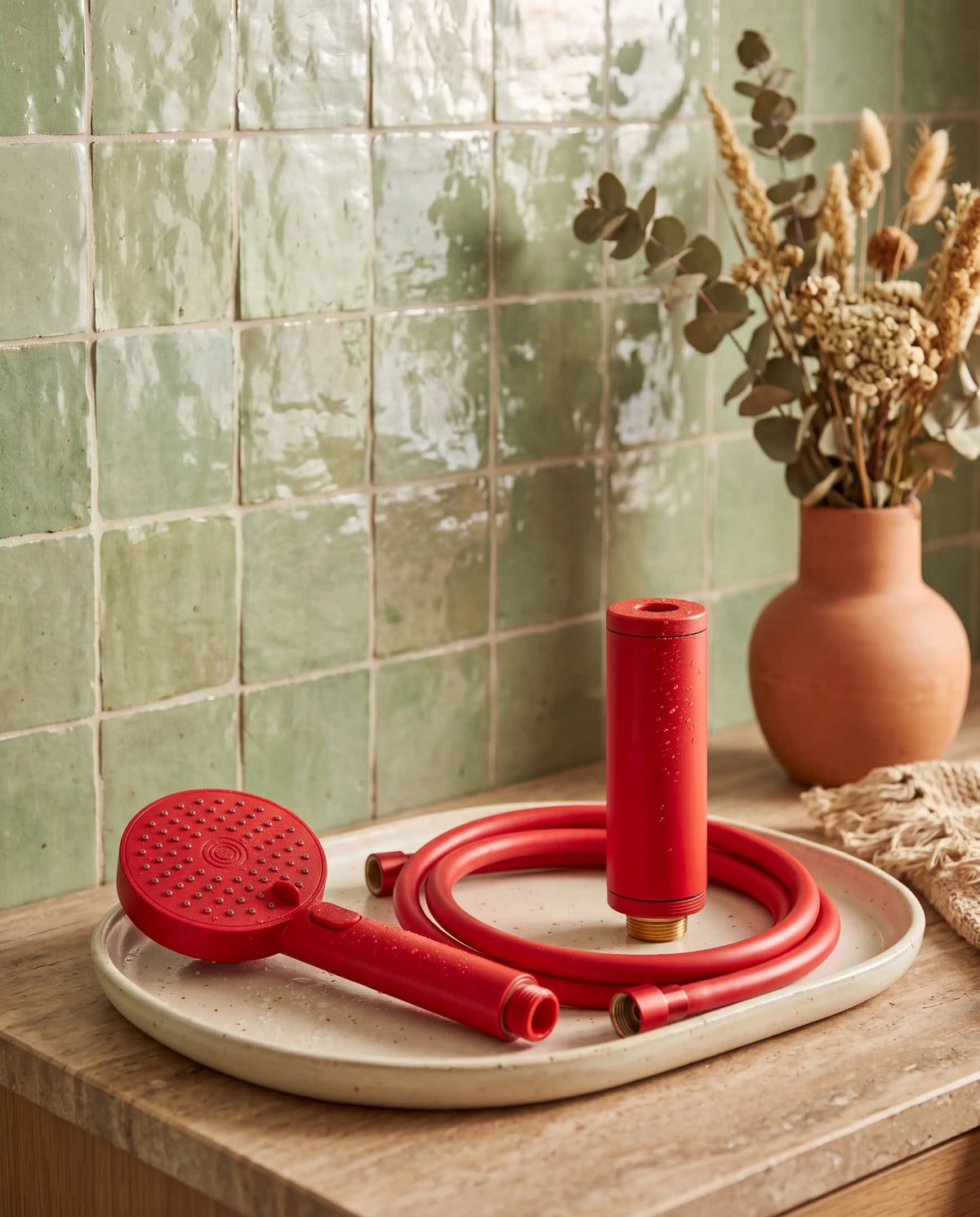 Douchette filtrante et filtre Showrz cerise, avec son flexible assorti