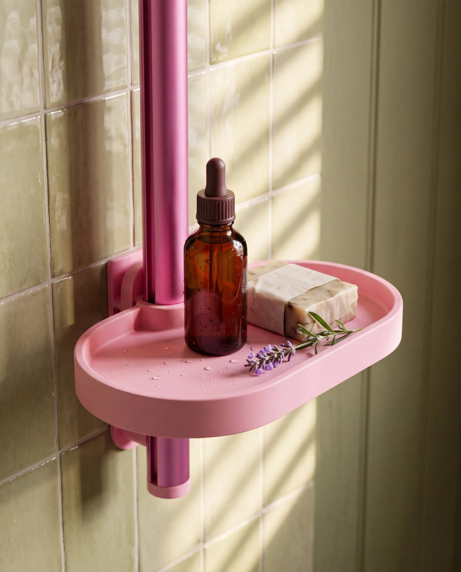Tablette de douche Showrz rose qui se clipse sur la barre