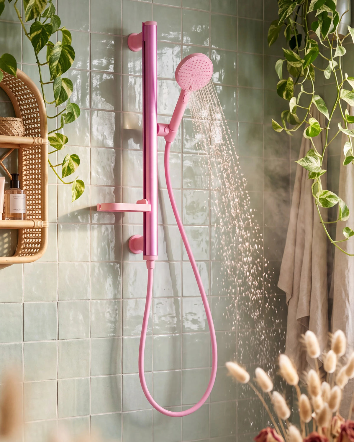 Kit Showrz rose installé sans perçage dans une douche bohème en zellige vert sauge avec pampas