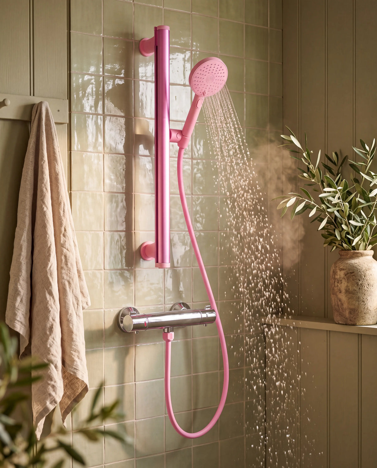 Kit barre Showrz rose sans perçage dans une douche provençale aux lambris vert olive